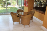 Качествена маса и стол от естествен ратан за дома и заведението
